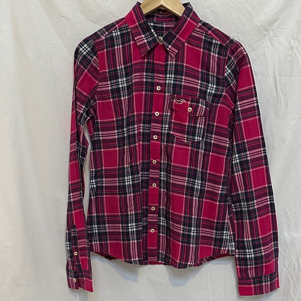 Hollister Women’s Red and Blue Plaid Button Down  Shirt in Size M